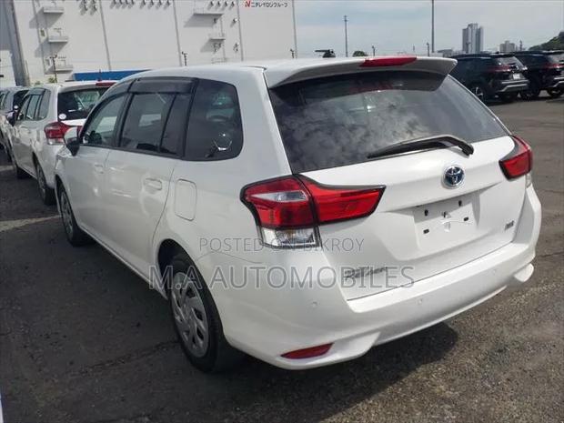 Toyota Corolla Fielder 1.5 Hybrid FWD 2021 White