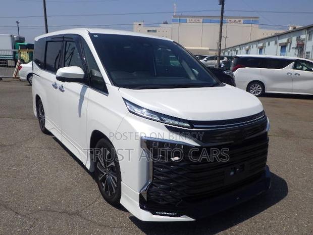 Toyota Voxy 2022 Pearl