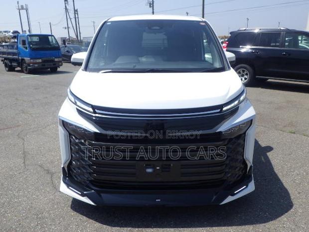 Toyota Voxy 2022 Pearl