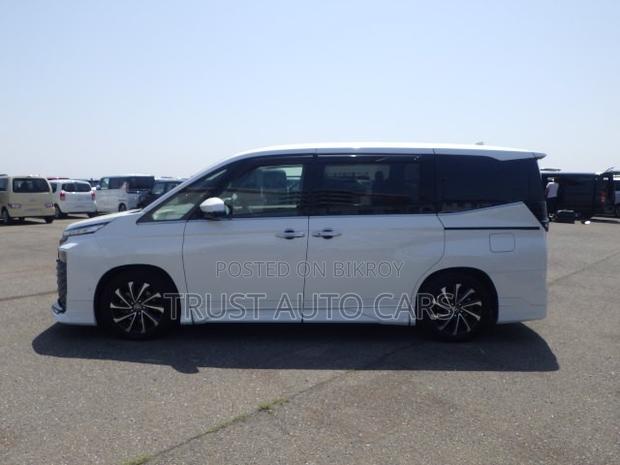 Toyota Voxy 2022 Pearl