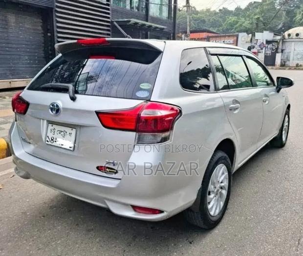 Toyota Corolla Fielder 1.5 Hybrid FWD 2016 Silver