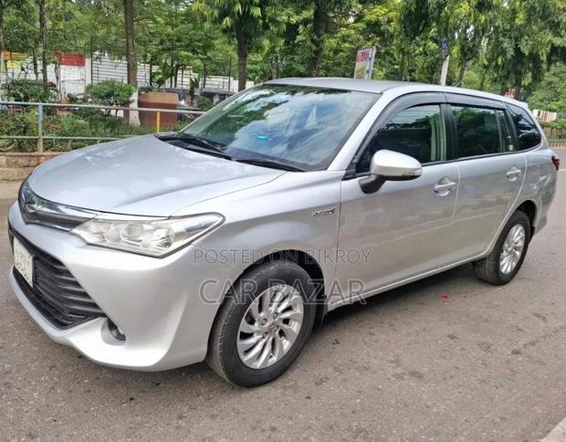 Toyota Corolla Fielder 1.5 Hybrid FWD 2016 Silver