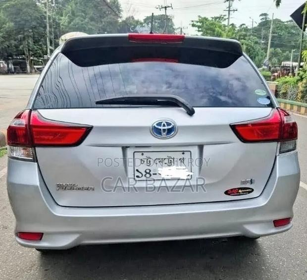 Toyota Corolla Fielder 1.5 Hybrid FWD 2016 Silver