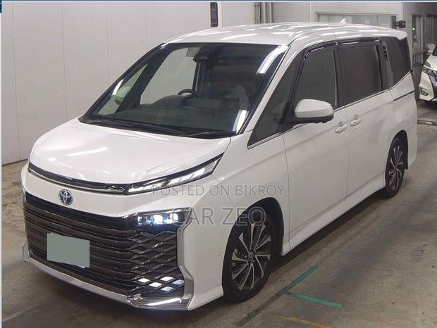 Toyota Voxy 2022 Pearl