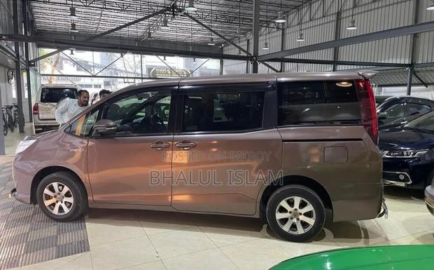 Toyota Noah 1.8 FWD Hybrid (7 seater) 2014