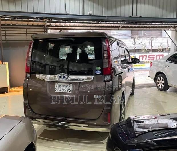 Toyota Noah 1.8 FWD Hybrid (7 seater) 2014