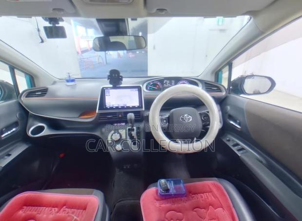 Toyota Sienta . 2020
