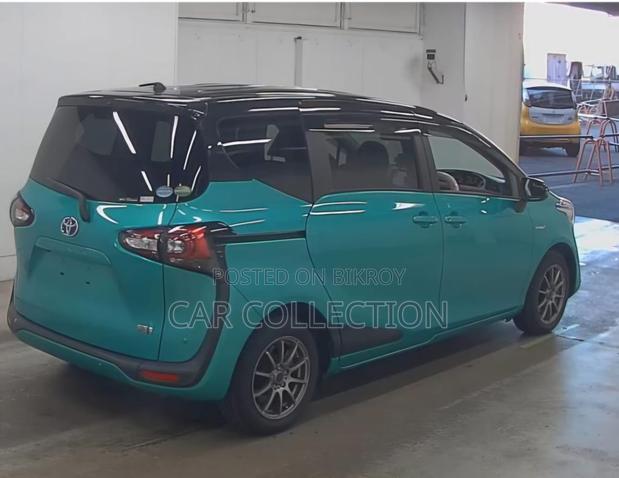 Toyota Sienta . 2020