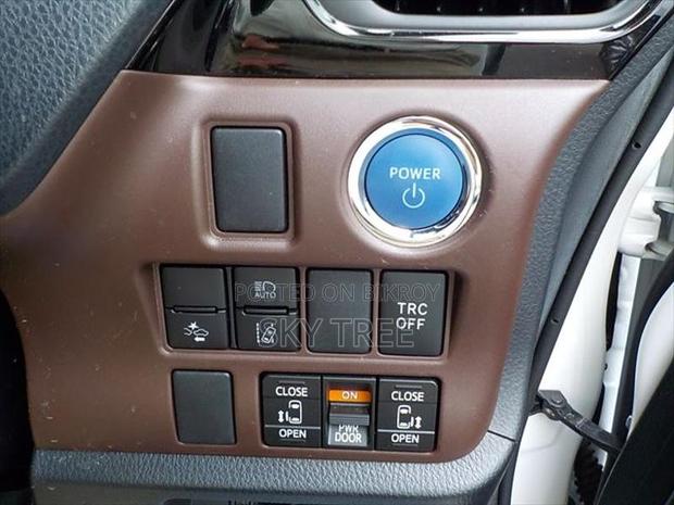 Toyota Esquire Gi pkg. 2020
