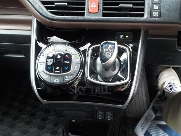 Toyota Esquire Gi pkg. 2020