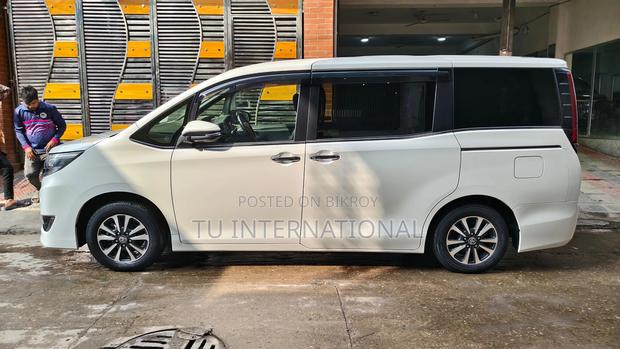 Toyota Esquire GI PREMIUM - HV 2020