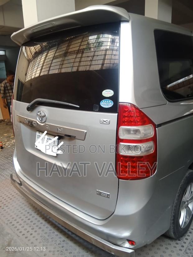 Toyota Noah push 2012