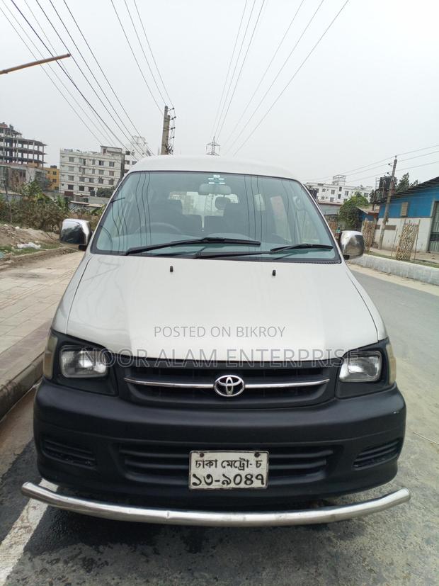 Toyota Noah . 2005