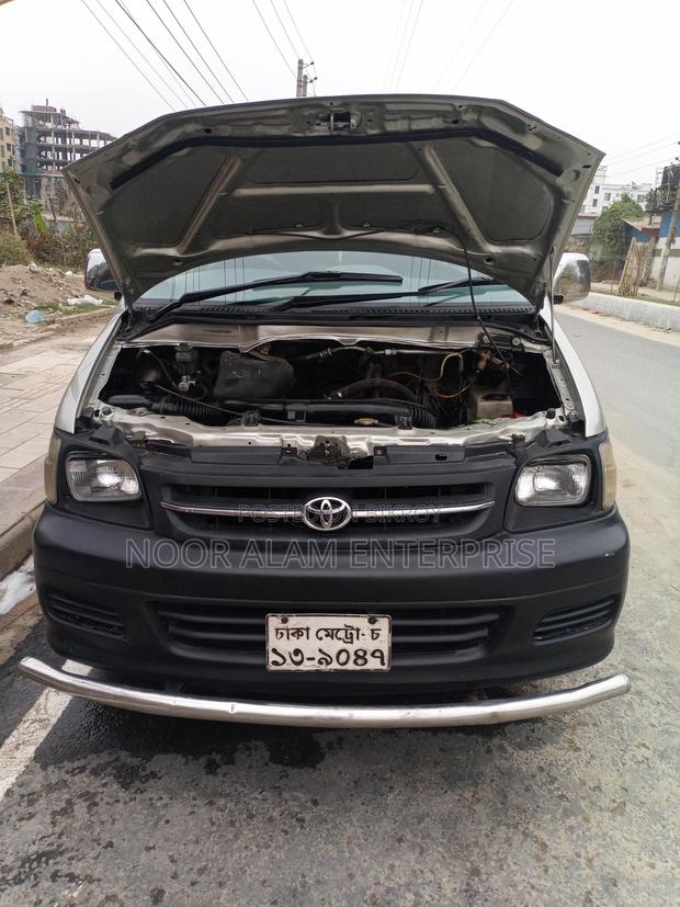 Toyota Noah . 2005