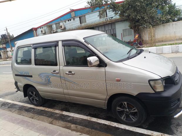 Toyota Noah . 2005