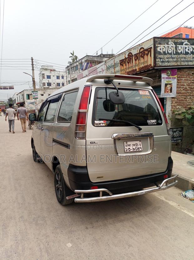 Toyota Noah . 2005