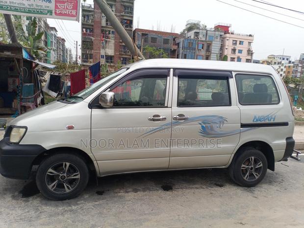 Toyota Noah . 2005