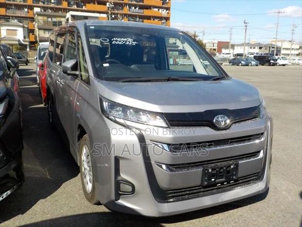 Toyota Noah Non Hybrid X Grey 2023