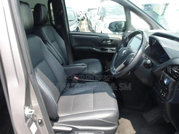 Toyota Esquire Hybrid Gi Brown 2020