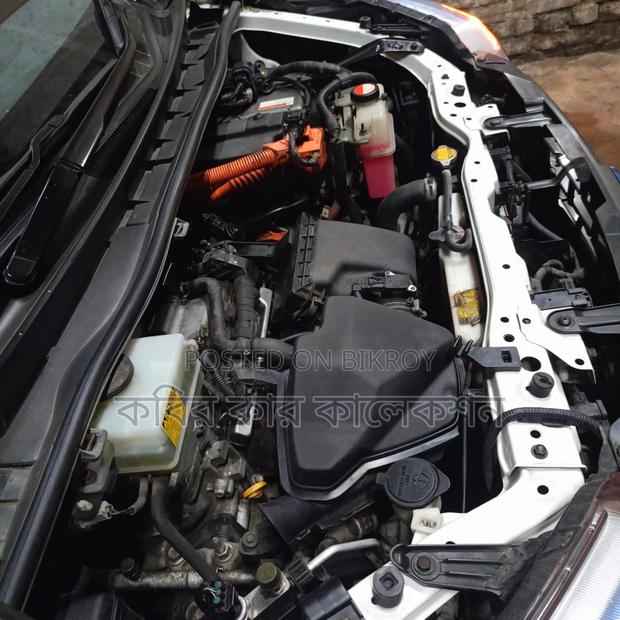 Toyota Noah hybrid 2014
