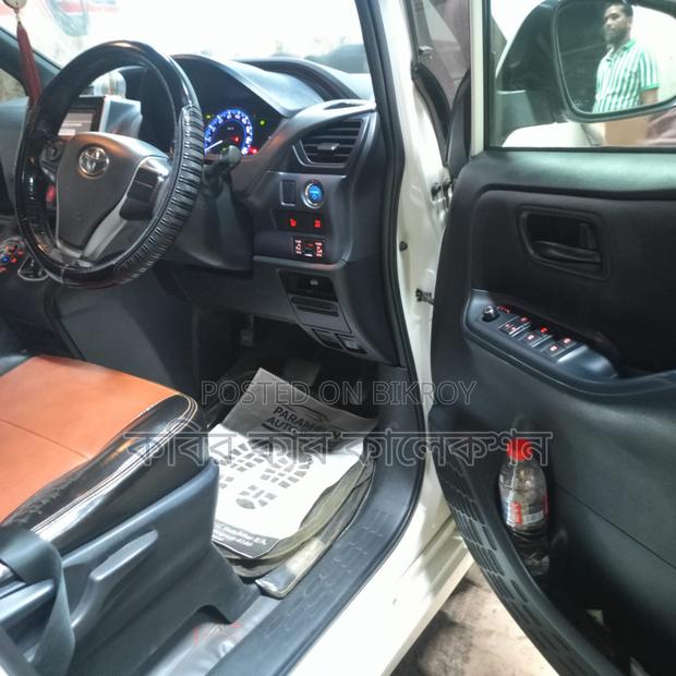 Toyota Noah hybrid 2014