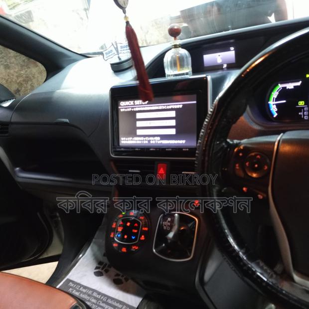 Toyota Noah hybrid 2014
