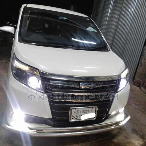 Toyota Noah hybrid 2014