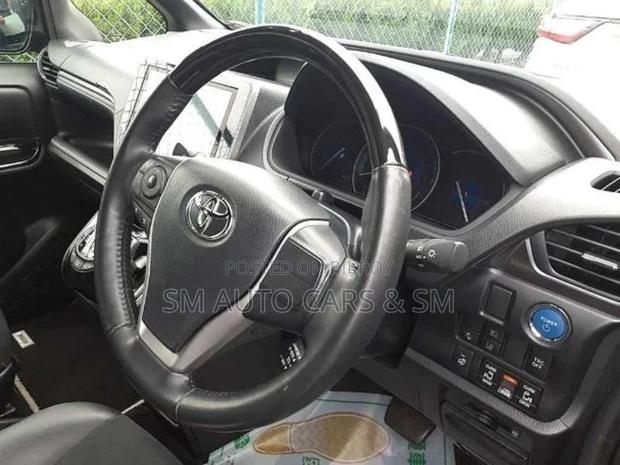 Toyota Esquire Hybrid Gi Premium 2021