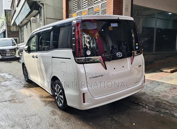 Toyota Esquire GI PREMIUM. 2020