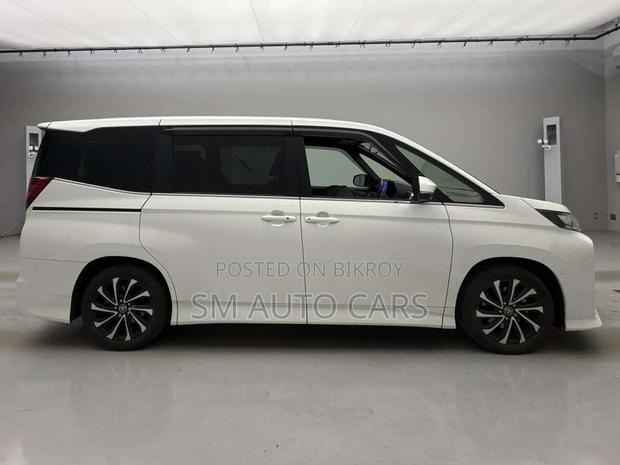 Toyota Noah Hybrid SZ Pearl New 2023