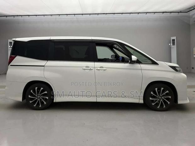 Toyota Noah Hybrid SZ Pearl New 2023