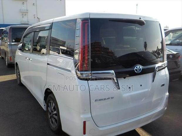 Toyota Esquire Hybrid Gi Pearl 2020