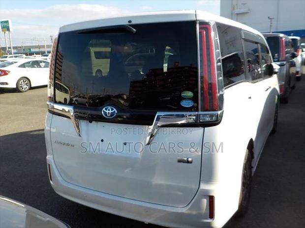 Toyota Esquire Hybrid Gi Pearl 2020