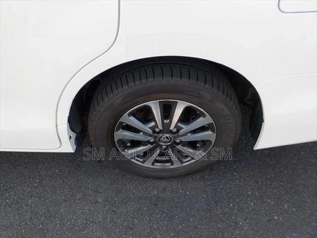 Toyota Esquire Hybrid Gi Pearl 2020