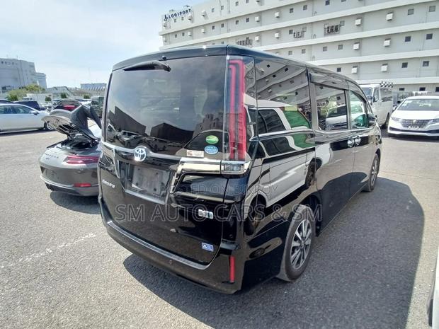 Toyota Esquire Hybrid Gi Premium 2020