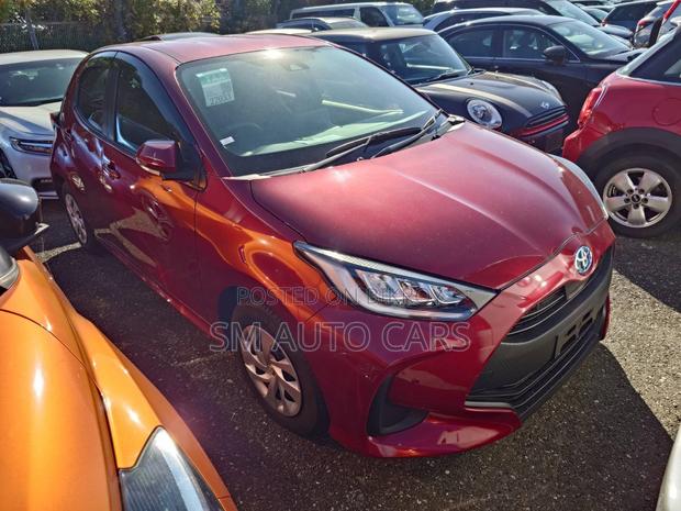 Toyota Yaris Hybrid G Red Wine 2020