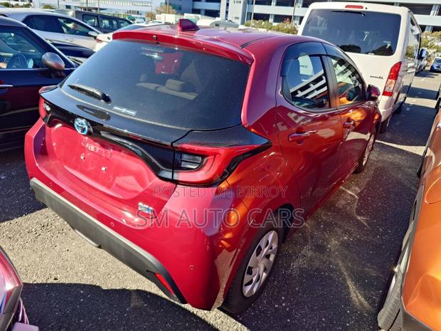 Toyota Yaris Hybrid G Red Wine 2020