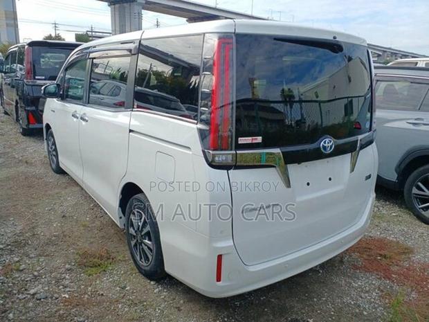 Toyota Esquire Hybrid Gi Premium 2020