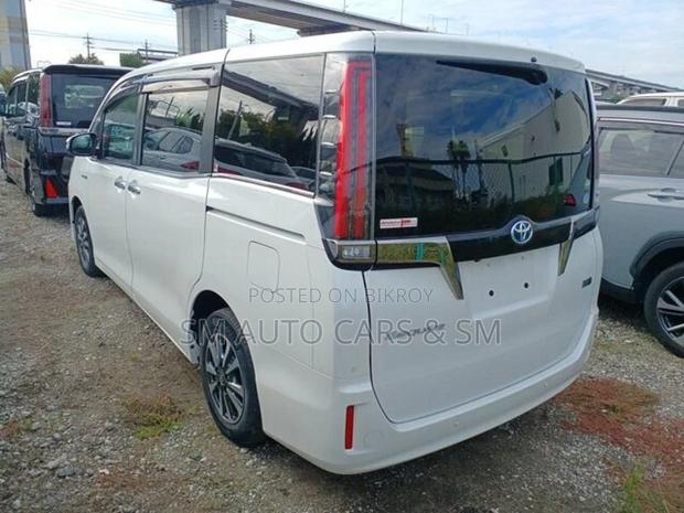 Toyota Esquire Hybrid Gi Premium 2020