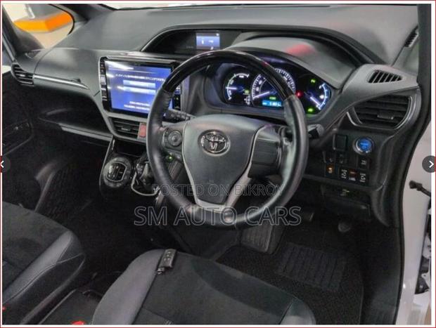 Toyota Esquire Hybrid Gi Premium 2020
