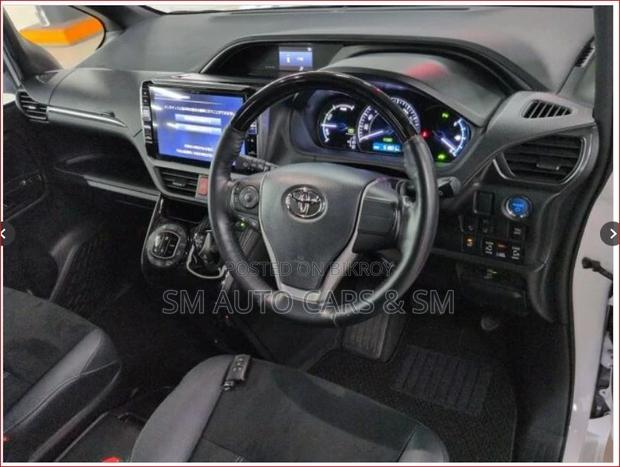 Toyota Esquire Hybrid Gi Premium 2020