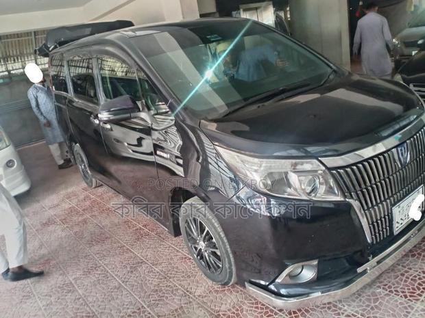 Toyota Esquire hybrid 2015