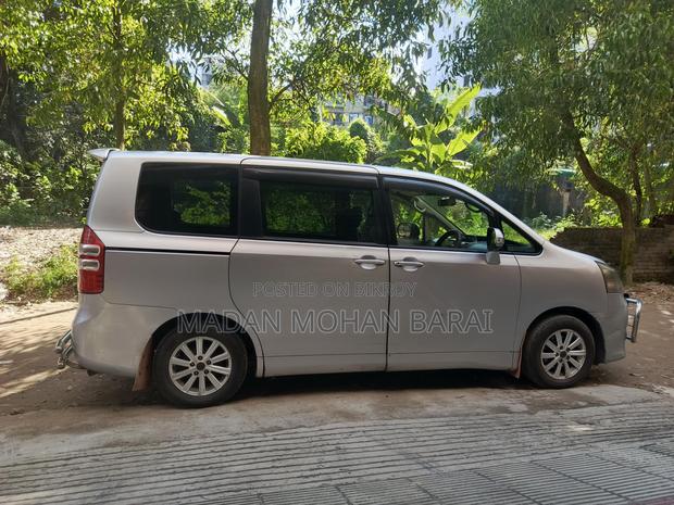 Toyota Noah 2012