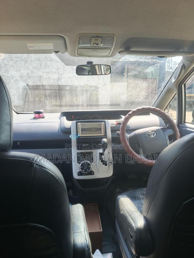 Toyota Noah 2012
