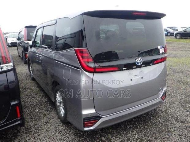 Toyota Noah Hybrid S-G Silver 2022