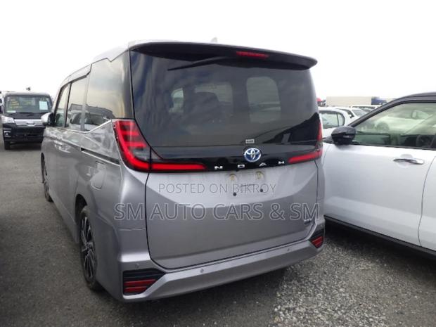 Toyota Noah Hybrid SZ Silver 2022