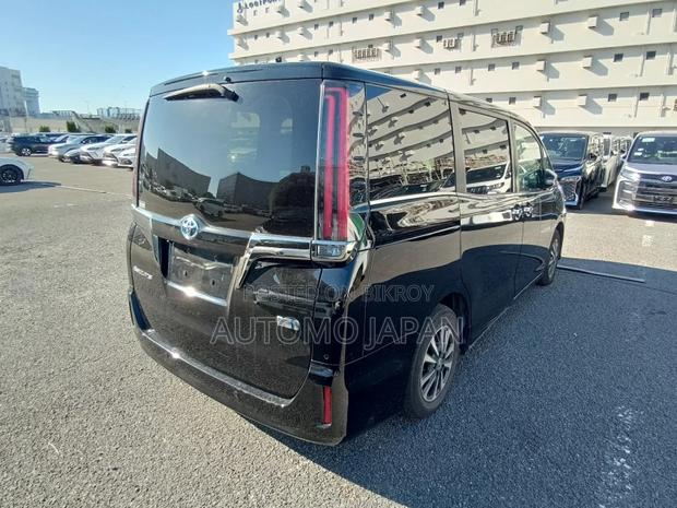 Toyota Esquire GI Premium 2021