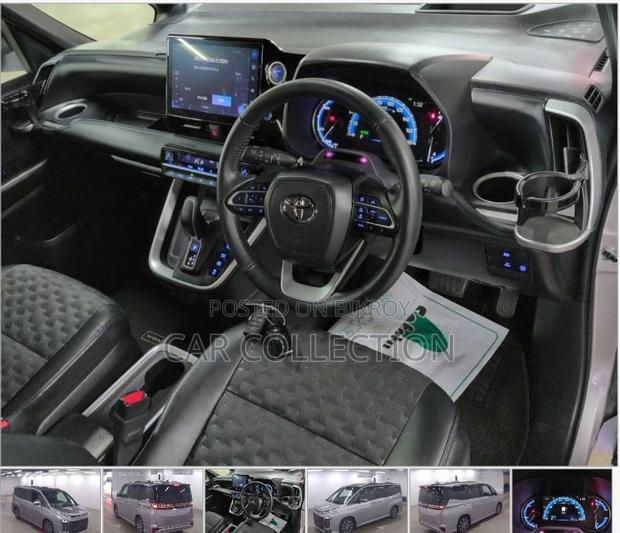 Toyota Voxy 2022