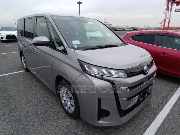 Toyota Noah X PKG HYB 2022
