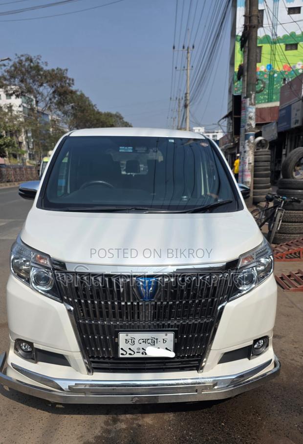 Toyota Esquire hybrid 2017